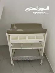  2 Baby changing station and bathtub