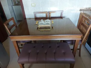  1 طاوله سفره زان بل كامل -استعمال 3 اشهر  فقط البيع بداعيه السفر