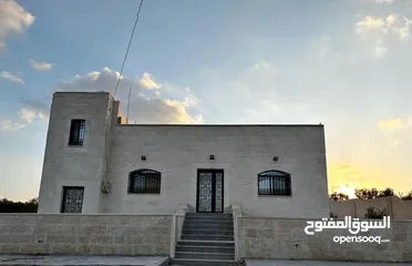  14 مزرعة 8 دونمات وبناء حجر فاخر 162 متر عمر البناء 5 سنوات