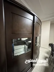 19 خزانة صناعة تركيا أبواب جرار مع زجاج في الوسط خشب ذو جودة عالية شكل الخزانة مقوس اي اكبر مساحة