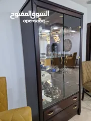  3 بوفيه زوجاجي بقرب طاوله الطعام