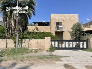  1 بيت في منقطة اليرموك بناء من الثمانينات بمساحة 595 متر مربع