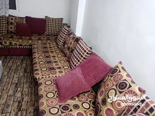  4 طقم كنب خليجي مستعمل ارضيه خشب يغطي غرفه 4*4