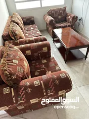  2 كنب غرفة الجلوس كبير واسع استعمال بسيط.     ومافيه عيوب