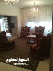  7 شقه 156متر بناء قديم مقابل البوابه الرئيسيه للجامعه الاردنيه تصلح للاستثمار