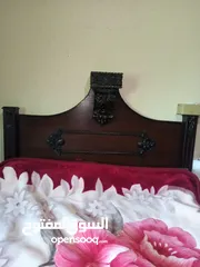 1 تخت غرفة نوم وغزانه غرفه نوم مع فريزر للبيع الاستعمال خفيف بحال الوكالة