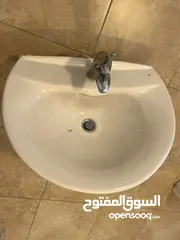  2 قطع حمامات مستعملة بحالة جيدة  مغاسل  مراحيض قواطع شاور وابواب