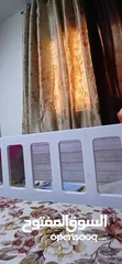  1 تخت بيبي لعمر 3 سنوات بنفع مع جرار وفرشة تحتاج لوجه والتخت فيه خدش بسيط