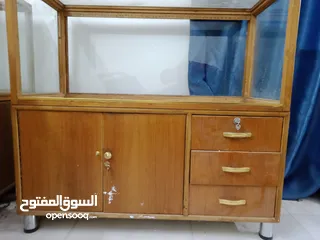  2 ميز أو معرض للبيع