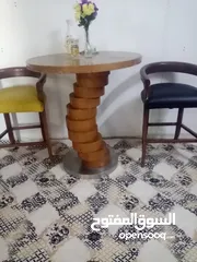  3 طاولة مع اربع كراسي بار