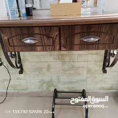  1 كاونترات صالون حلاقة .خشب.للبيع بسعر مناسب .