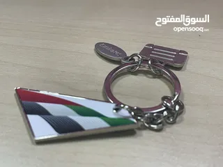  2 ميدالية مميزة عليها شعار طيران الامارات 