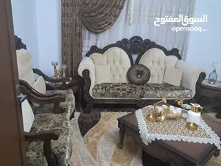  2 طقم كنب 7 مقاعد شبه جديد، خشب ممتاز مع طاولات للبيع
