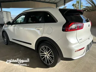  5 Kia Niro Hybrid Clean title 2019