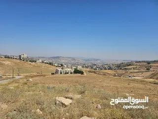  11 ارض في صافوط بالقرب من مدارس بناة الغد لها اطلالة وعلى شارعين بسعر مميز