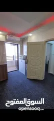  12 شقة مفروشه مساحات مختلفه عمارة عائليه منطقه حيويه على شارع البترا مباشره بجانب كافيه بلاك هاوس
