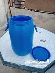  2 برميل بلاستيك او دبية.