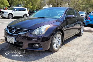  1 Nissan altima  2010