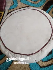  2 طاولة دائرية لون بيج، بحالة ممتازة  قطر: 77 سم المحيط: 2.60 سم.