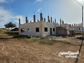  8 ارض مع بيت للبيع