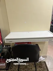  2 طاولة للبيع مثبته في الحائط