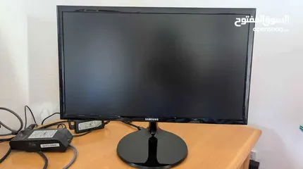  3 22" Samsung Monitor