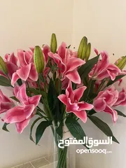  7 زهور صناعية ليلي لون زهري في مزهرية زجاجية ، حجم كبير ، جديدة وغير مستعملة، هدية غير مرغوبة
