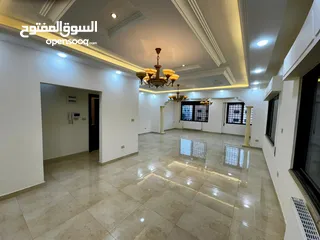  15 شقة طابقية للبيع ( مجددة بالكامل )