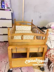  2 كرسي اطفال + سرير طفل