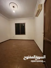  6 شقه طابقيه لها مدخلين ويتبع لها غرفه علي السطح