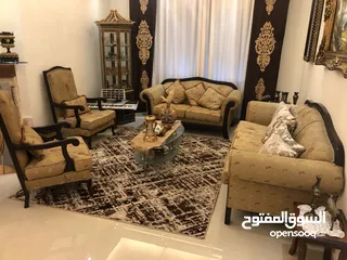  8 غرف جلوس حفر عدد 2، وغرفة قعدة حرف U، مكيفات عدد 3، اورغ موسيقي