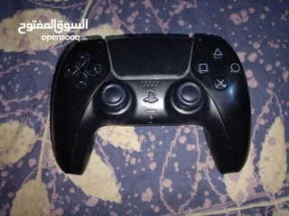  4 يد بلايستيشن 5 سوداء شبه الأصلية مستعملة بحالة ممتازة جداً، أداء عالي وسعر مناسب جداً