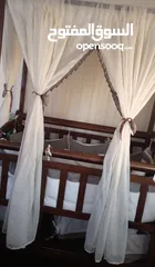  2 تخت بيبي مع ناموسيه بحالة الوكاله خشب زان