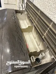  4 حوض سمك 400 لتر تقريبا كبير وفيه خزانات في الاسفل للتخزين وفيه اضاءة