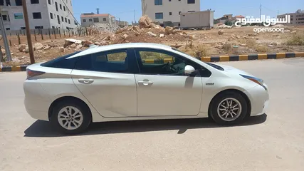  22 تويوتا بريوس لون ابيض لؤلؤي فحص 3 جيد بسعر مغري قابل للبدل