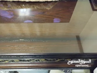  2 طاولة سفرة بحالة ممتازة حجم كبير من خشب  اللاتيةو الزان مع ستة مقاعد للبيع بمائتي دينار