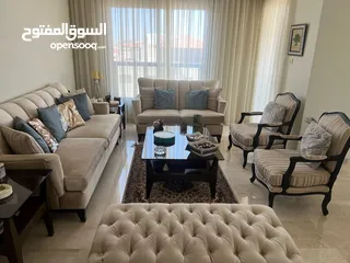  2 طقم كنب صالون بحالة ممتازة مع طاولات وسط و جانبيتين للبيع