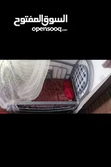  1 سرير / تخت بيبي عدد 2 بحالة شبه وكالة