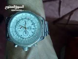  7 ساعة بريتلينغ مصنوعة في سويسرا، حيث تُعتبر سويسرا مركزًا لصناعة الساعات الفاخرة. تستخدم العلامة التج