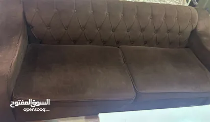  1 كنب بني طاولة بيضا للبيع الجاردنز