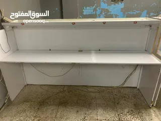  5 طاولات خشب ومكاتب وتلاجة للمحلات التجارية