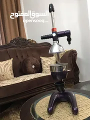  2 عصاره عصير عدد 2 مستعمل وكاله الوكاله  وحده كهربائيه والأخرى يدويه