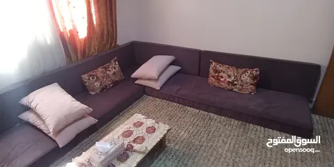  4 مجلس ارضي مكون من 5 فرشات و7 مساند و10 مخدات وبرداية ثلاث قطع تطريز دبي بحالة الجديد