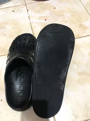  7 جزمتين اديداس (ADILETTE CLOGS) نظيفة للبيع بسعر جبار