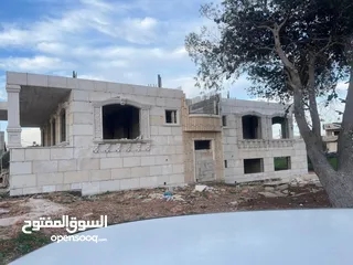  9 فيلا عظم 560م على قطعة أرض 1035متر على شارع البترا للبيع