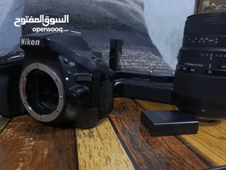  7 كاميرا نيكون  5200D شاشة قلاب نظيفة كلش 1- عدسة 70-300 mm sigma  2- گريب  3- شاحن الب