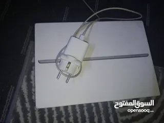  4 ايباد 8مستعمل بحالة الوكالة  كرتونه وشاحن التواصل واتس
