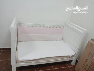  3 سرير اطفال وغرفة اطفال خزانه وتخت  ومكتب للدراسه جديد بلكرتونه
