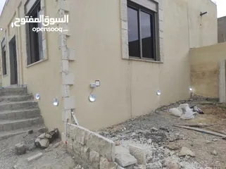  3 بيت مسطح 120 متر نطام امريكي تأسيس شاليه مع ترس جانبي مطل مساحه 40 متر مع حديقه وبئر ماء 12 وغيرها