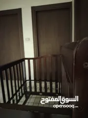 6 سرير أطفال ديزاين أمريكي جودة عالية خشب لون عسلي قاعدة زمبركية استعمال خفيف... متين وعالي الجودة.
